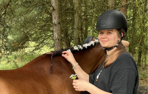 Budowanie szałasu przez dzieci, survival, wycieczka dla dzieci szkolnych
