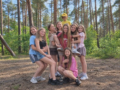 Tropiciele, dziewczynki siedzą wśród natury, wycieczka jednodniowa dla dzieci
