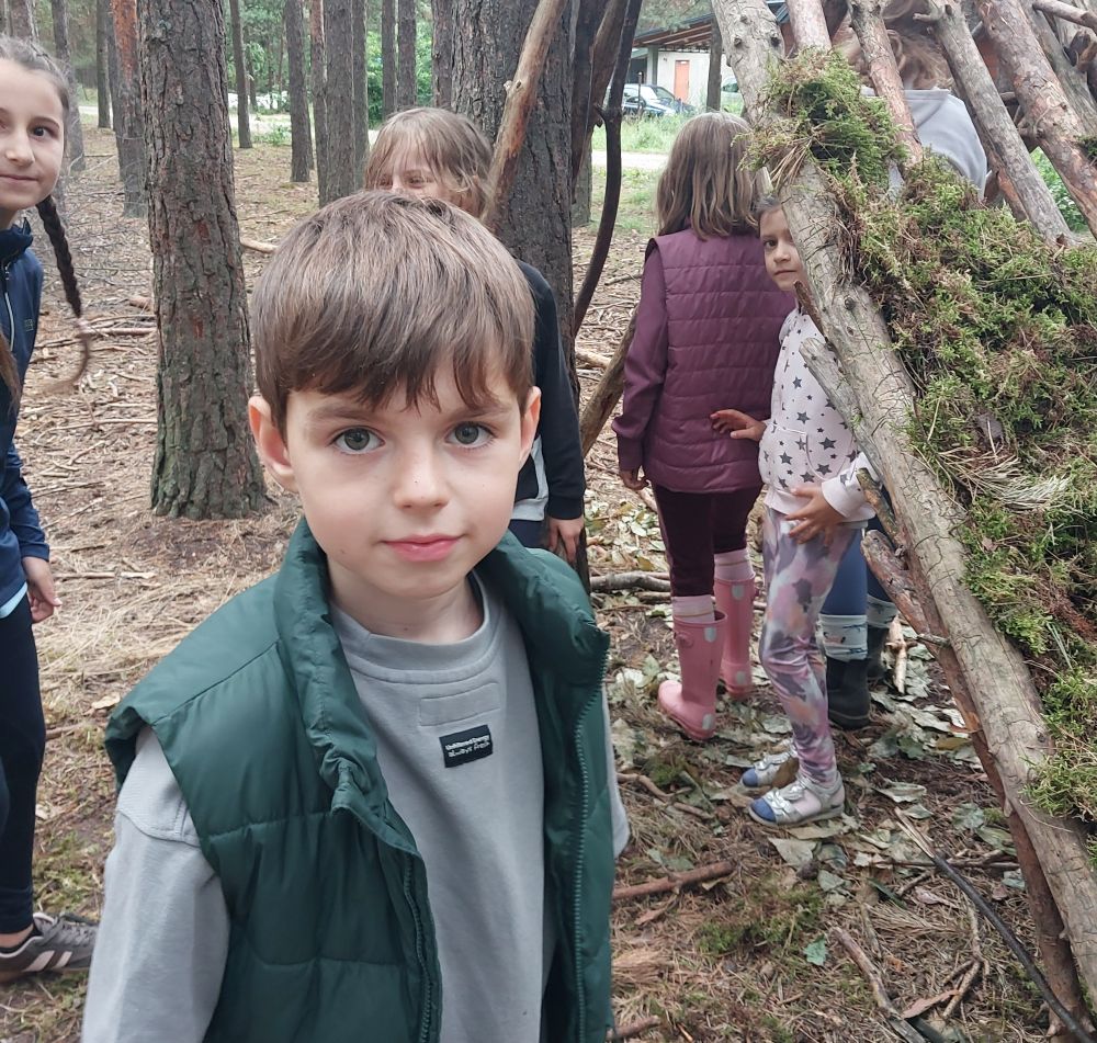 Tropiciele, dziewczynki siedzą wśród natury, wycieczka jednodniowa dla dzieci